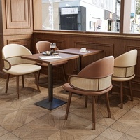 Ensemble de mobilier commercial pour restaurant, design moderne et épuré, banquette murale, table à manger en bois massif, structure métallique