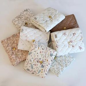 Tapis à Langer Portable Étanche en Coton Biologique Matelassé Essentiels pour Bébé Cadeau de Naissance pour Nouveau-Né Housse de Matelas à Langer pour Sac de Voyage - Product Image 1