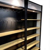 Unité d'affichage modulaire moderne avec crochets pour panneaux perforés et étagères en bois pour système de merchandising d'accessoires en magasin de détail