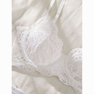 Ensemble de quatre pièces de lingerie sexy pour femmes, dentelle brodée, confortable et respirant, collection tendance - Product Image 3