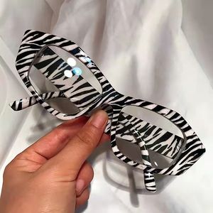 女性用ビンテージエレガントな猫目コンピュータメガネ不規則なアンチブルーライトゼブラプリントフレームPC素材シェード - Product Image 2