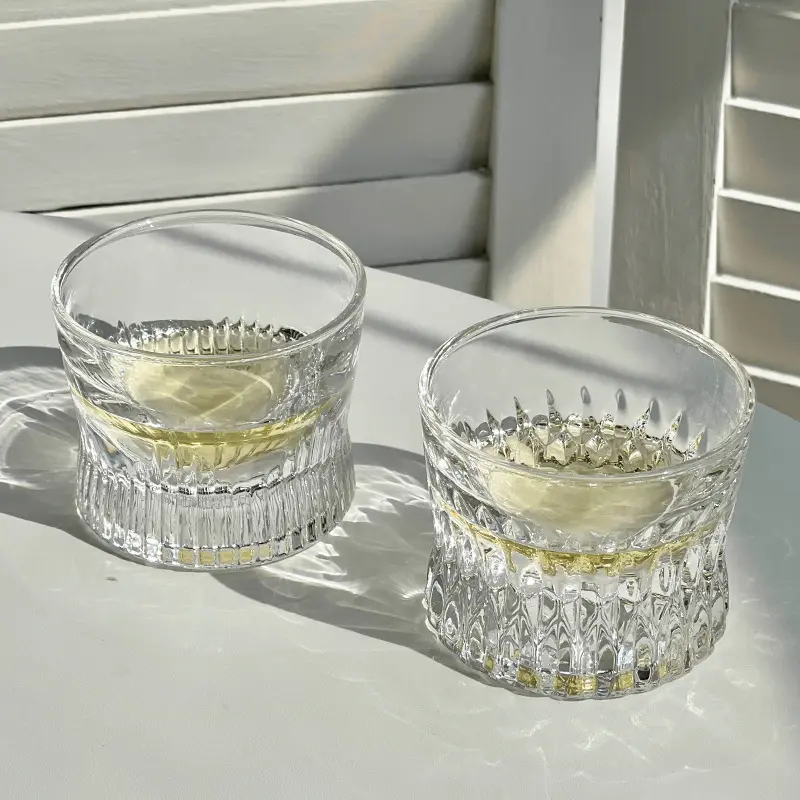 Taza de cristal de whisky de cristal tallado de lujo ligero taza de espresso simple creativa