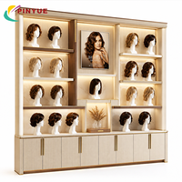 Présentoir mural en bois doré sur mesure pour perruques – Meuble haut de gamme pour magasin de détail et salon de coiffure
