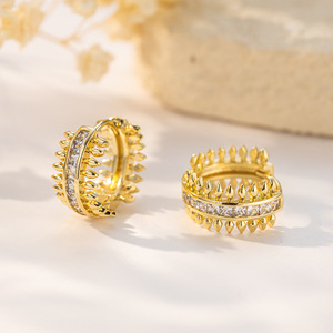 Pendientes de Aro con Doble Hilera de Espigas Doradas y Circonitas para Mujer, Joyería de Moda, Diseño Geométrico en Oro de 18K - Product Image 2