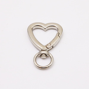 Llavero con anillo en forma de corazón de aleación de zinc, 2.6cm x 4.1cm, accesorio giratorio para bolsos, ropa y artículos para mascotas - Product Image 4