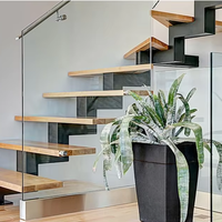 Escalier flottant moderne en bois pour intérieur avec garde-corps en verre sans cadre, ensemble d'escaliers à montantes ouvertes pour villa