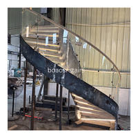 Escalier moderne à balustrade en verre courbé, structure en acier durable, marches en bois, écologique, couleurs personnalisables pour appartement intérieur