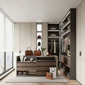 Dressing moderne de luxe en forme de L avec finition en bois blanc crème et foncé, rangement intégré, zone de suspension et meuble-lavabo - Product Image 4