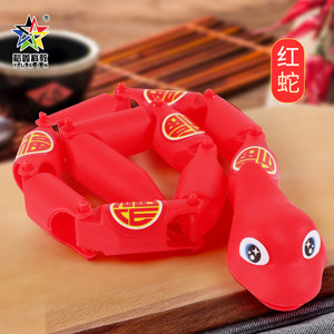 Juguete de serpiente articulada de plástico rojo para niños con detalles dorados, regalo de recuerdo - Product Image 4