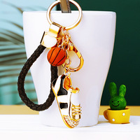 Porte-clés tendance en alliage de zinc avec cordon tressé, motif chaussure de basket-ball et cœur, pour sac, cadeau mignon pour couple