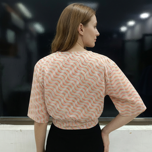 Haut court en coton imprimé pour femmes, avec nœud à nouer sur le devant, col en V, manches 3/4, haut décontracté à la mode, vente en gros - Product Image 3