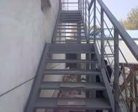Escaliers en acier et alliage d'aluminium soudés par des professionnels pour les bureaux extérieurs, les bâtiments de villas et les hôtels