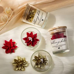 Bougie aromatique en forme de feuille de Noël, pour une ambiance festive et durable à la maison, en intérieur. - Product Image 3