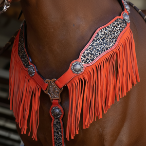 El juego de tachuelas de caballo de fuego de cuero genuino con flecos rojos incluye sillines de placa de pecho de cabeza caballo occidental de temporada - Product Image 1