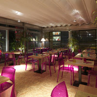 Ensemble de table à manger, chaises et canapé en bois de style farmhouse moderne pour la maison, le salon, l'hôtel et les restaurants de pizzeria