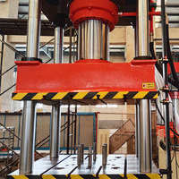Presse hydraulique à quatre colonnes de 200 tonnes, utilisée pour la production de tôles d'acier inoxydable par étirage et pressage.
