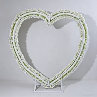 Fournitures pour la planification d'événements : Centre de table en fleurs artificielles blanches, support de toile de fond en forme de cœur pour arche de mariage, pour église