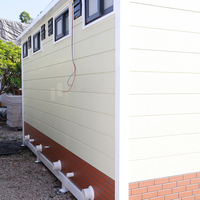 Toilettes publiques portables écologiques et durables avec toit à pignon et façade en panneaux sandwich pour parcs, sites ruraux et extérieurs