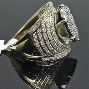 Anello da Uomo Dorato con Cristalli Pavé, Accessorio Moda Audace per Ogni Giorno e Festa - Product Image 2