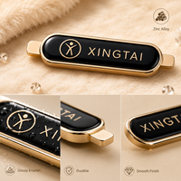 Plaque de logo de marque en alliage de zinc émaillé noir brillant avec icône d'aigle personnalisée de qualité supérieure pour vêtements, sacs à main et accessoires