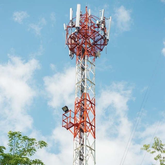 Multi Band Universal Communication Tower TV Broadcasting LTE 5G Integrated Base Station Cell Tower Antenna Mast