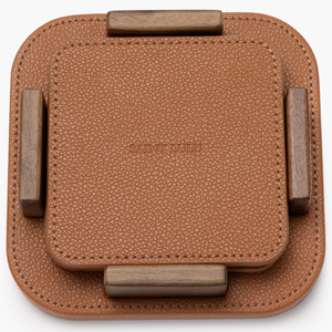 Sous-verres modernes empilables faits à la main et écologiques en bois de noyer et cuir pour restaurants, maisons et hôtels - Product Image 2