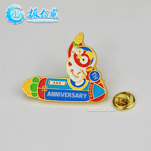 Fabricant chinois de broches en émail souple personnalisées en métal, motif personnage de dessin animé astronaute, broche de revers profilée en alliage de zinc avec logo d'entreprise - Product Image 1