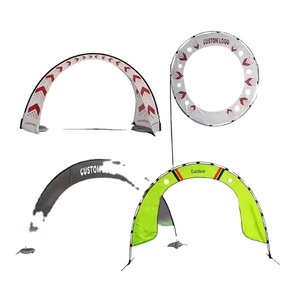 Supports d'affichage extérieurs avec portails individuels en fer et polyester pour accessoires de présentation de drones de course FPV en vente - Product Image 1