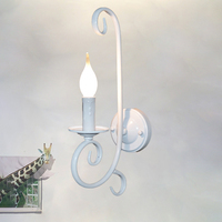 Applique murale LED rustique européenne à 1 lumière en fer blanc pour chambre, salon et couloir