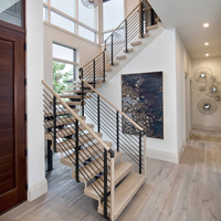 Escalier flottant intérieur avec poutre en acier dissimulée et garde-corps en verre pour projet de villa