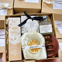 Ensemble de cadeaux de mariage éco-responsables et minimalistes personnalisés comprenant une bouteille isotherme, un peigne de massage, un masque pour les yeux, un cadeau de remerciement pour les invités