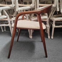 Bas prix Restaurant noyer couleur chêne massif cadre en bois accoudoir chaise de salle à manger chaises de café