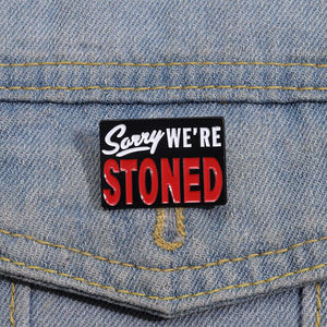 Entschuldigung, wir sind gesteinigt Emaille Pins benutzer definierte lustige Banner Metall Broschen Rucksack Revers Abzeichen Schmuck Zubehör für Freunde Geschenk - Product Image 2