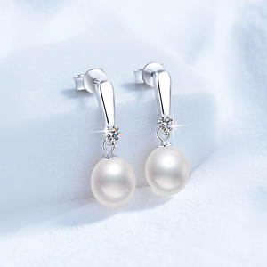 Orecchini di Lusso E161 in Argento Puro S925 con Perle d'Acqua Dolce Naturali e Moissanite per Donna - Product Image 2