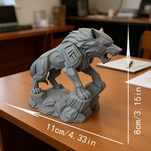 Sculpture de loup imprimée en 3D en SLA gris avec plaque d'armure et base en roche, décoration de bureau - Product Image 4