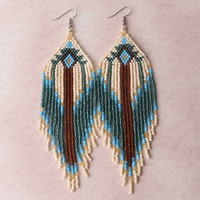 Boucles d'oreilles NYY colorées de style bohème - Petites boucles d'oreilles ethniques faites à la main, tissées, à longues franges, pour la vente en gros
