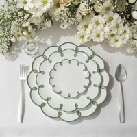Ensemble d'assiettes à dîner en céramique de forme festonnée européenne avec bordure colorée pour décorations de table de mariage
