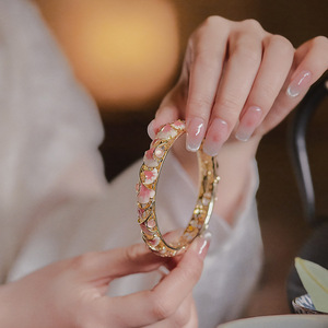 Bracelet en alliage de cuivre cloisonné à motifs dynamiques, pour femme, motif feuille d'abricot peinte, plaqué or, ajouré, style palais vintage, Yiwu - Product Image 6