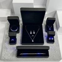 Boîte à bijoux élégante avec éclairage LED, insert en velours, pour bague, boucles d'oreilles, collier, bracelet, montre, logo personnalisé, OEM, vente en gros