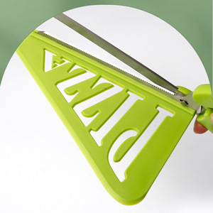 Tijeras para pizza de acero inoxidable, color verde nórdico, herramienta para hornear en casa con espátula y cortador para servir fácilmente - Product Image 2