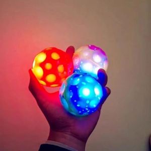 Balle de lune lumineuse unisexe en mousse PU haute élasticité pour le sport, jouet de décompression pour enfants, vente en gros directe d'usine - Product Image 2