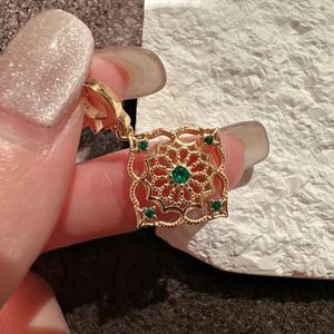 เครื่องประดับเงินแท้ S925 สไตล์พระราชวัง สีเขียว แกะสลักลายยุคกลางแบบฝรั่งเศส เรียบง่าย น่ารัก น้ำหนักเบา พร้อมจี้และชาร์มลายฉลุ - Product Image 4