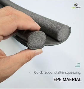 Bande de scellement souple et moderne pour bas de porte avec matériau EPE, durable et insonorisante, pare-draught à visser - Product Image 6