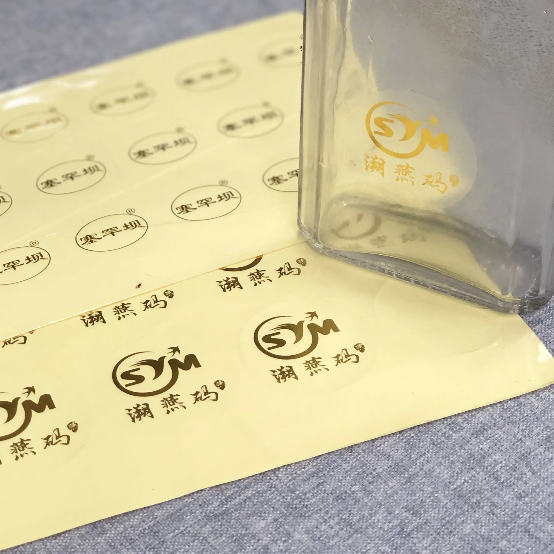 Logo personalizzato etichetta di stampa lamina d'oro per bottiglia di plastica adesivi in metallo trasferimento abbronzante trasparente trasferimento adesivo etichetta
