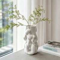 Vase en céramique blanc mat sculptural abstrait torsadé, style moderne minimaliste, décoration de table grise