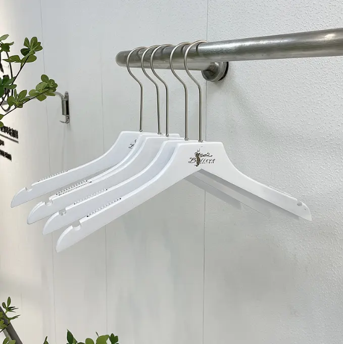 Beoordeelde Leverancier Jinsen Custom Logo Merk Set Mode Wit Hout Winkel Hangers Voor Kleding