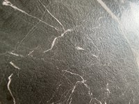 Dalles de pierre frittée noires colombiennes, grandes plaques antidérapantes, finition mate, surface à structure numérique pour murs, sols, usage hôtelier, garantie 5 ans
