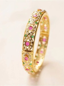 Brazalete Abierto Tradicional Hecho a Mano de Resina Ecológica en Tono Dorado - Product Image 2