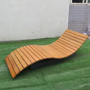 Sedia reclinabile da spiaggia per piscina commerciale panca curva da esterno in metallo in legno d'acciaio
