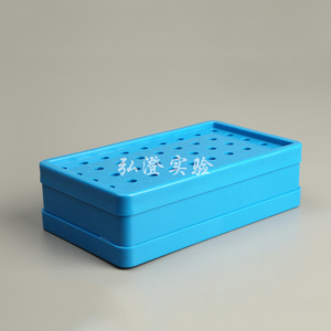 Bandeja de refrigeración de plástico azul Hirozumi de 96 pozos para uso en laboratorio - Product Image 2